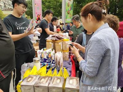 帮忙摆摊叫卖销售农副产品,武昌办"集市"精准帮扶新洲农民